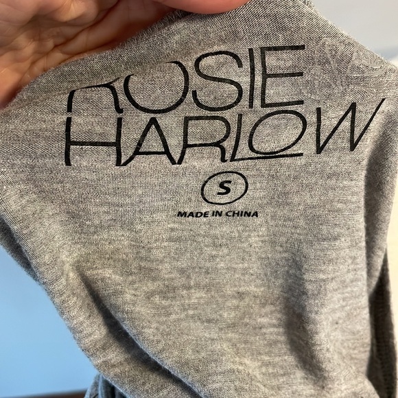 ROSIE HARLOW women’s BORN FREE distressed SKULL print high low super soft tee SM - Picture 7 of 10